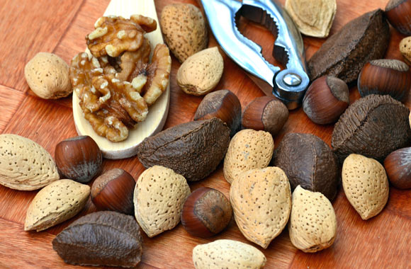 What are the health benefits of nuts? What nuts should you eat?
